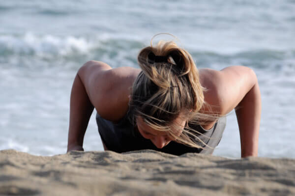 Fitness Urlaub: Push-Ups am Strand von Marbella